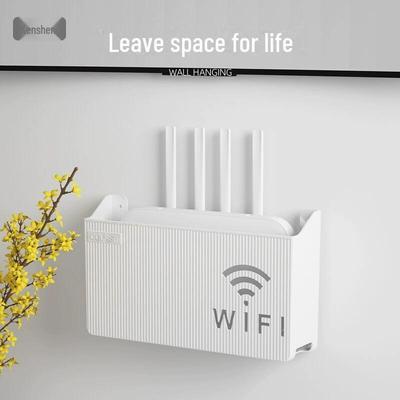 Sienā uzstādīta televizora pierīce un maršrutētāja plaukts ar bezvadu Wi-Fi