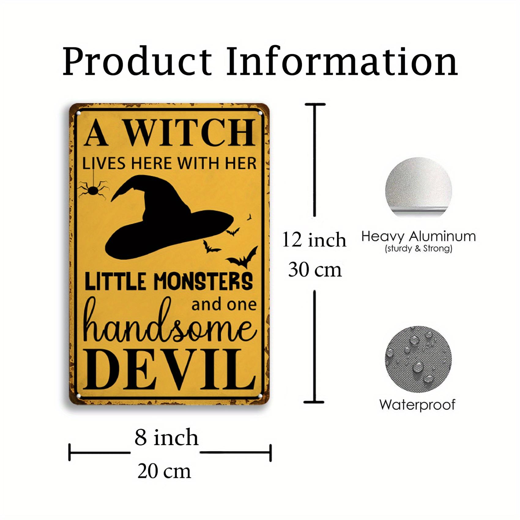 

Ведьмовское Очарование: Здесь Живет Ведьма Со Своими Маленькими Монстрами и Одним Красивым Дьяволом - Винтажная Жестяная Вывеска на Хэллоуин - 8x12 Дюймов 20x30cm（7.8x11.8inch）