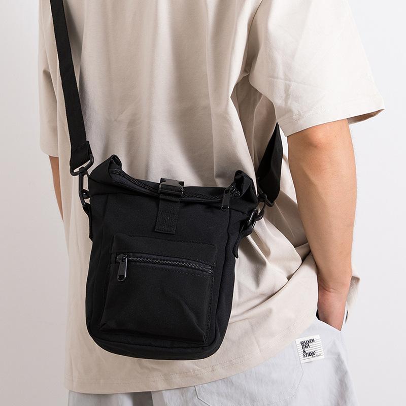 Herrarnas Canvas Liten Axelremsväska Enkel Cargo Vind Mobiltelefonväska Casual Trend Koreansk Version av Liten Fyrkantig Väska med Damaxelremsväska