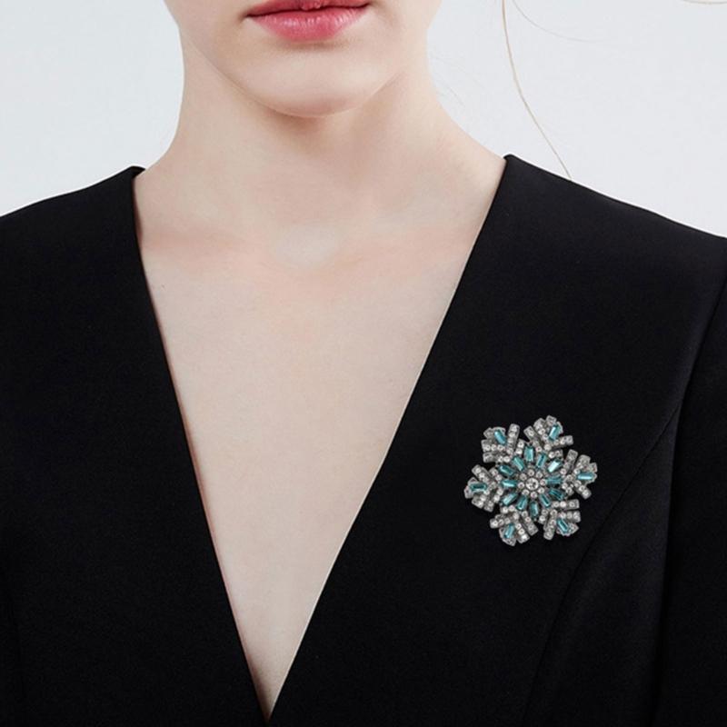 Elegant 3D Rotating Snowflake Brooch For Formal Event And Holiday Parties Crafted From Sturdy Alloy Material