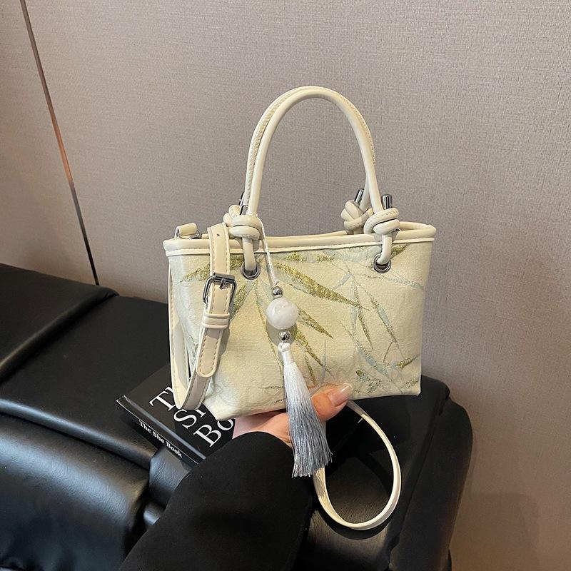 Hand Carrying New Chinese Embroidery Bag Women's 2025 Spring and Summer New National Style Embroidery Fashion Bucket Bag Versatile Messenger Bag