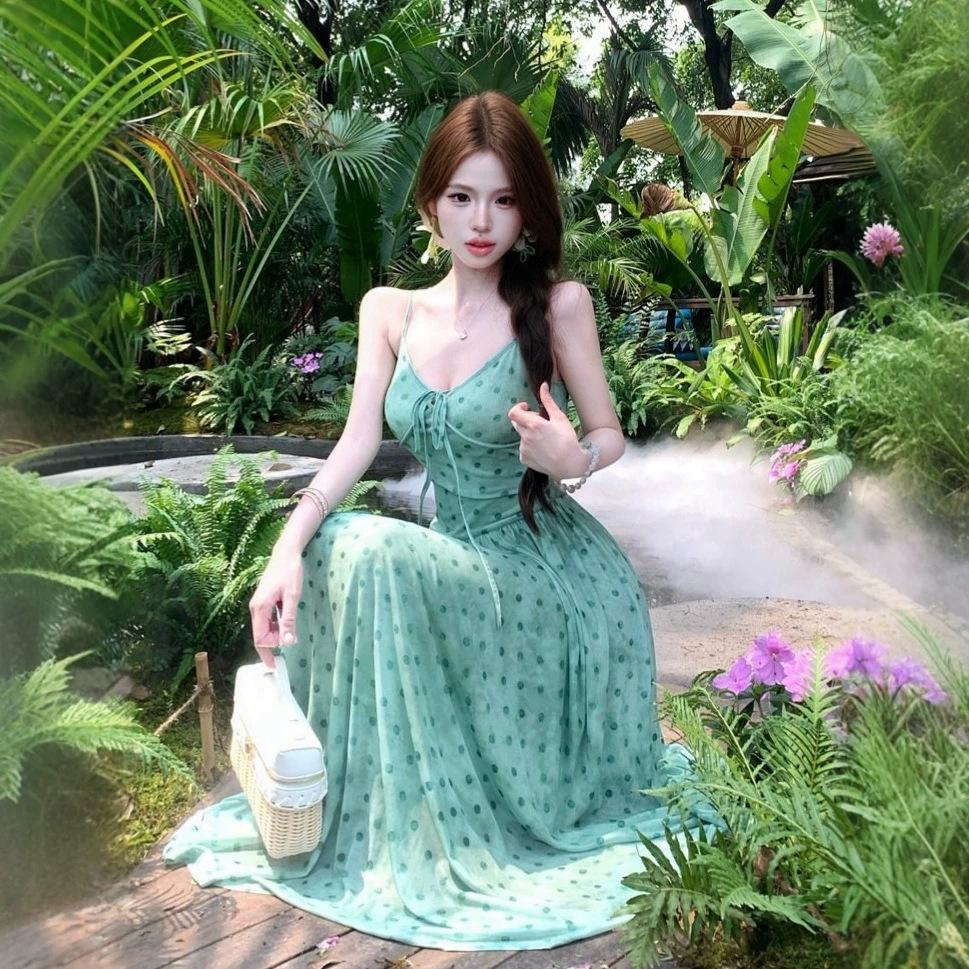 The green polka dot v-neck suspender holiday dress worn by the sea is very beautiful, and the small waist skirt is 2026 summer.