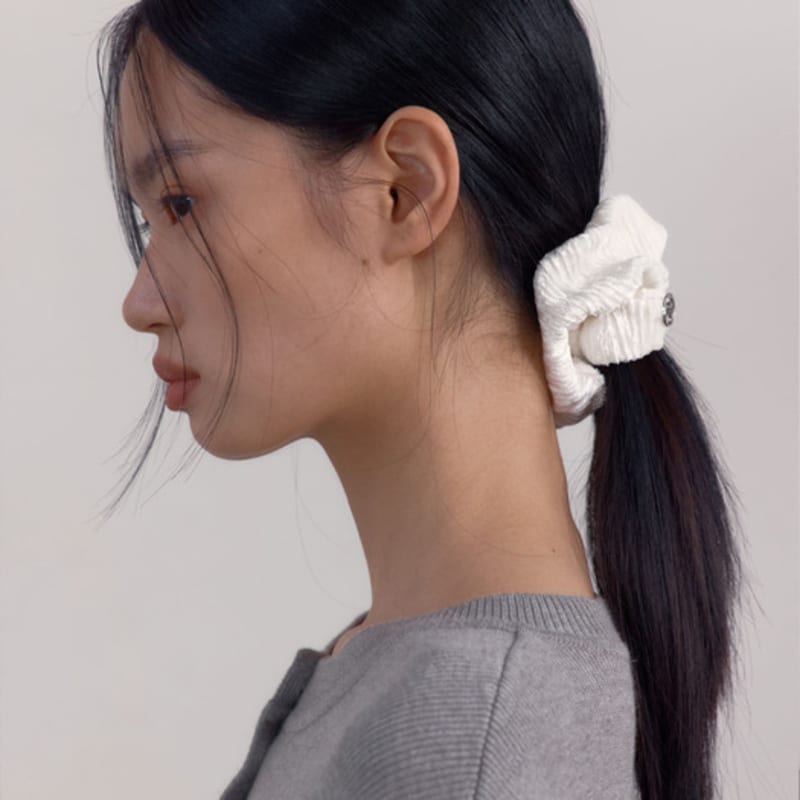 38comeoncommon Wrinkle Velvet Scrunchie (White)