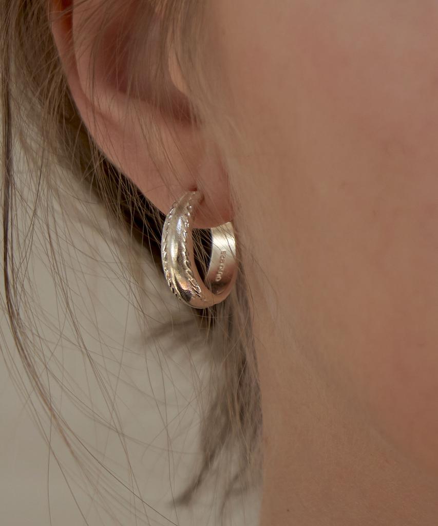 Ound Stitch Silver Bold Ring Earrings