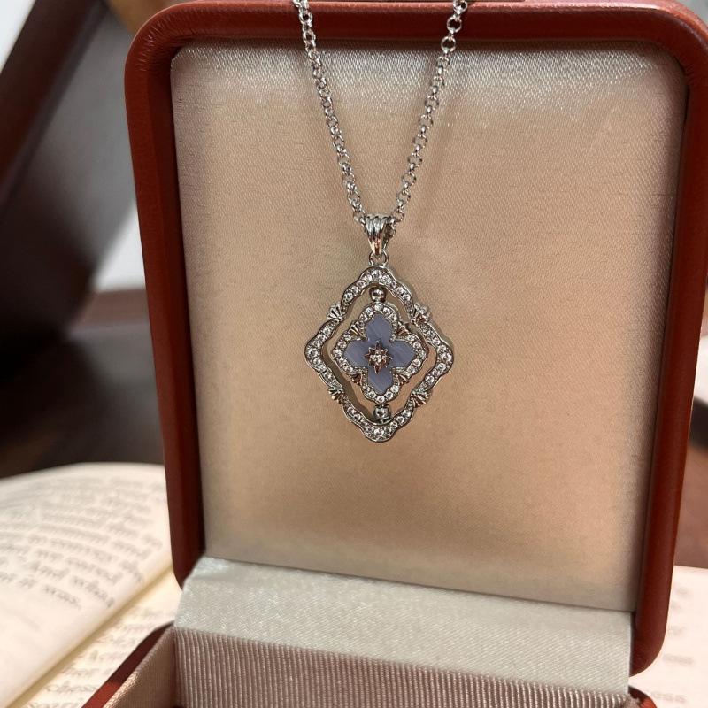 French Antique High-End Sense Versatile Rotating Double-Sided Four-Leaf Clover White Shell Necklace Light Luxury Design Court Style Collarbone Chain