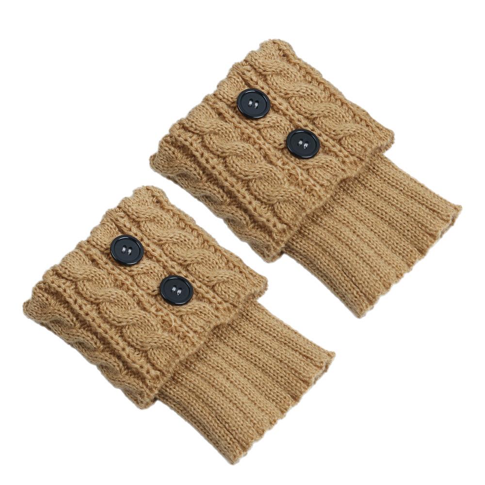 Dicke Wollsocken mit gedrehten Knöpfen für Zehenschoner und kurze Stiefelstulpen für winterliche Wärme