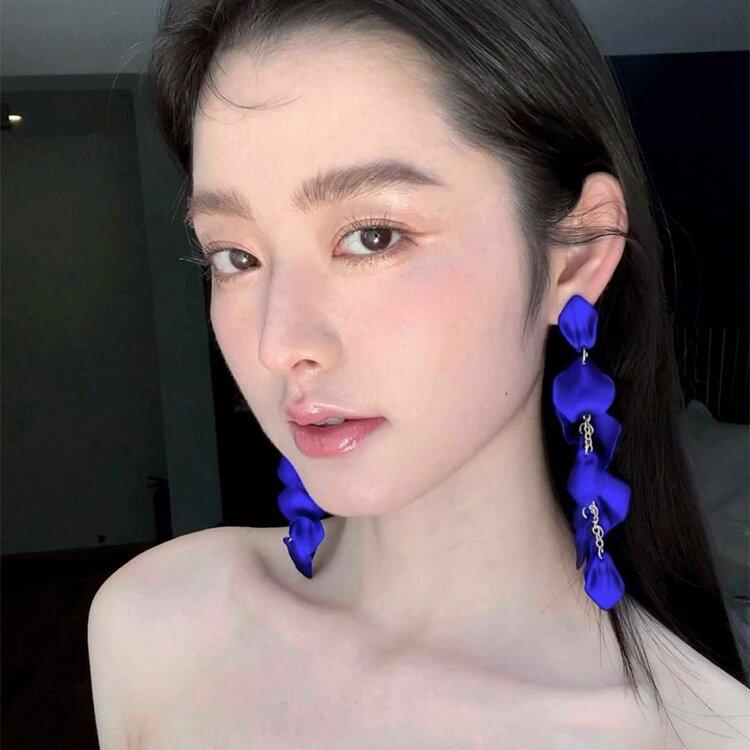 Übertriebene lange Stahlohrringe mit Rosenblüten: Schickes, gesichtsschlankes Design mit europäischem und amerikanischem Flair