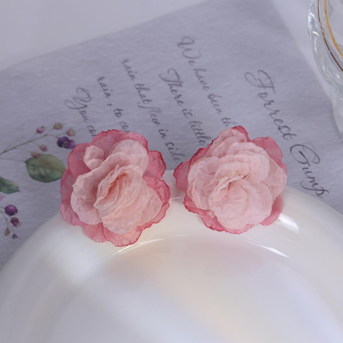 

Мягкие и нежные тканевые серьги со свежим цветочным дизайном - красивые и милые розовый