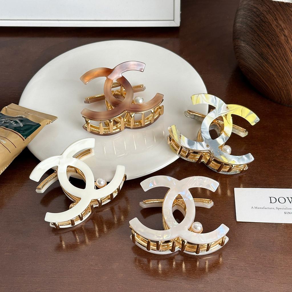 Designed Beautifully Medium Hair Claw Clip In Elegant Colors For Fashion Womens