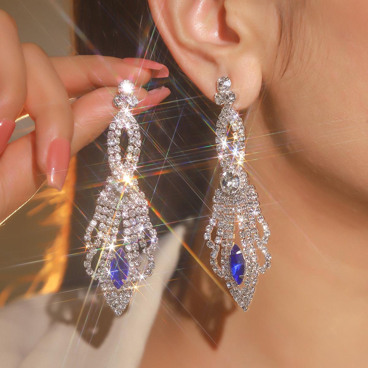 

Серьги из рождественской серии, модные блестящие длинные серьги со стразами, модные темпераментные серьги с красными кристаллами, женские серьги, 1 пара