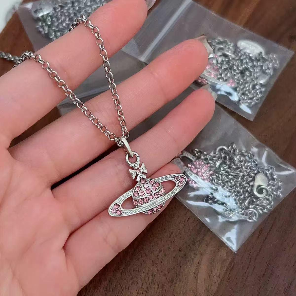 

Кольє-чокер Westwood Saturn: Висока версія, середній розмір, жіночі намистини 10 мм, застібка з логотипом. Detail with Complete Three Logos