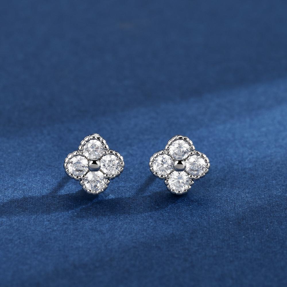 Eleganti Orecchini a Bottone Quadrifoglio Scintillante in Zirconia per Donna - Versatili e Stilizzati