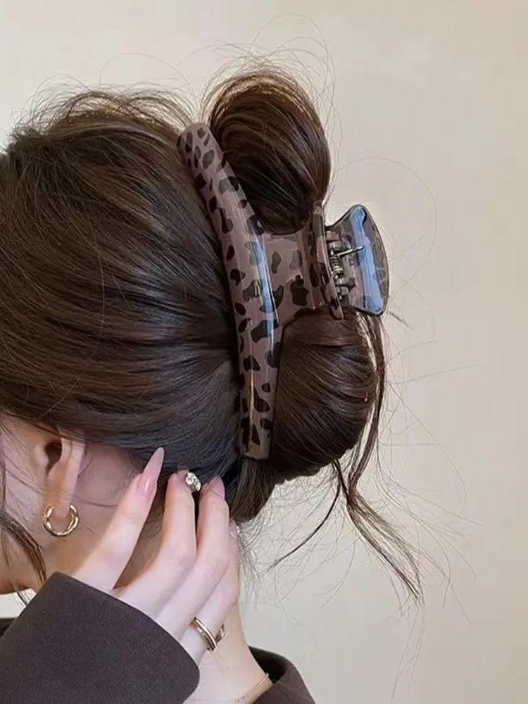 Chic leopard pattern shark clip, popular Korean hair accessory for women's hair styling, elegant and trendy