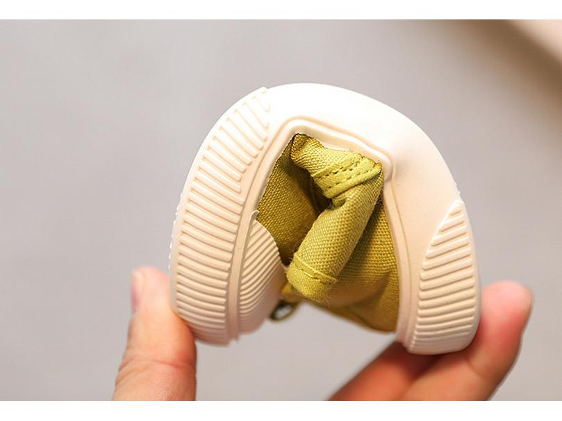Solid Soft Sole Baby Slip-On Canvas Shoes for Boys and Girls, Super Soft First Walker Shoes for Spring and Autumn.
