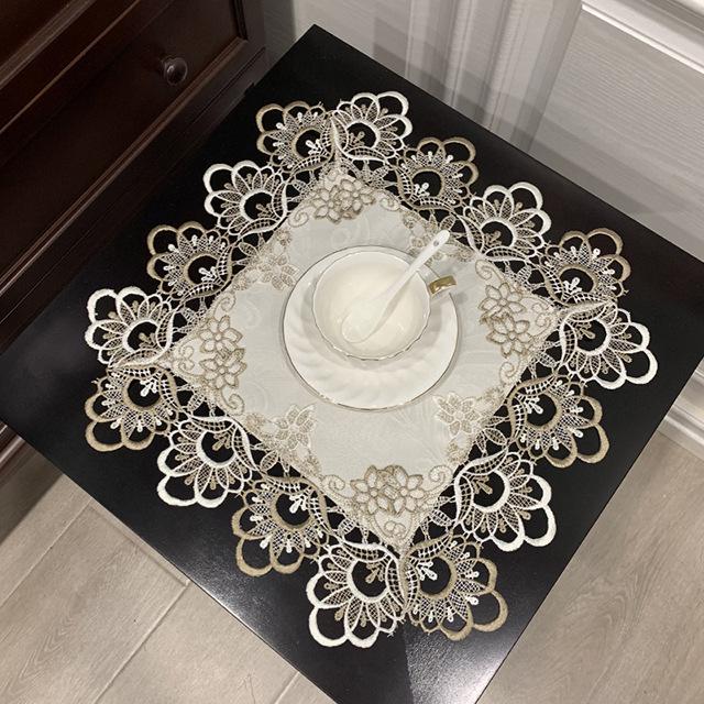 

Винтажная французская кружевная скатерть: Коврик для маленького журнального столика и чехол для чайного сервиза 30x43 cm