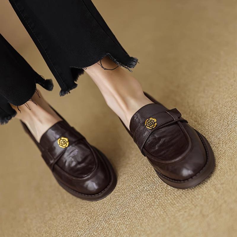 Leather camellia lazy loafers women's 2025 new autumn retro British one-pedal small leather shoes single shoe trend