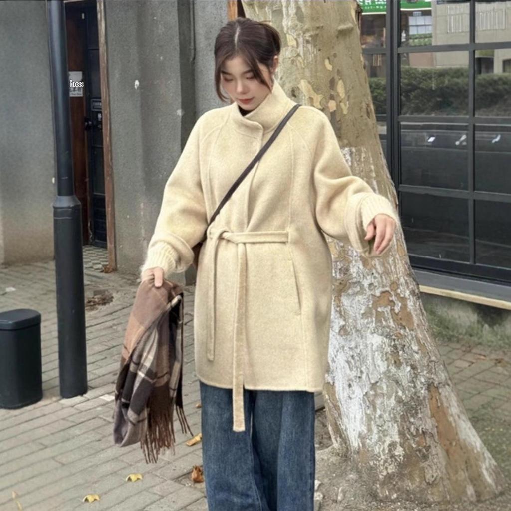 Women's Luxury Alpaca Wool Coat: 2025 Autumn/Winter Collection, Loose Fit with Knit Sleeve Details.