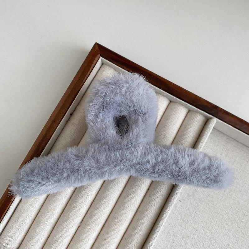 Plush Hair Claw Elegant Acrylic Hairpins Faux Fur Hair Clip Barrette Crab Headwear for Women Girls Winter Hair Accessories