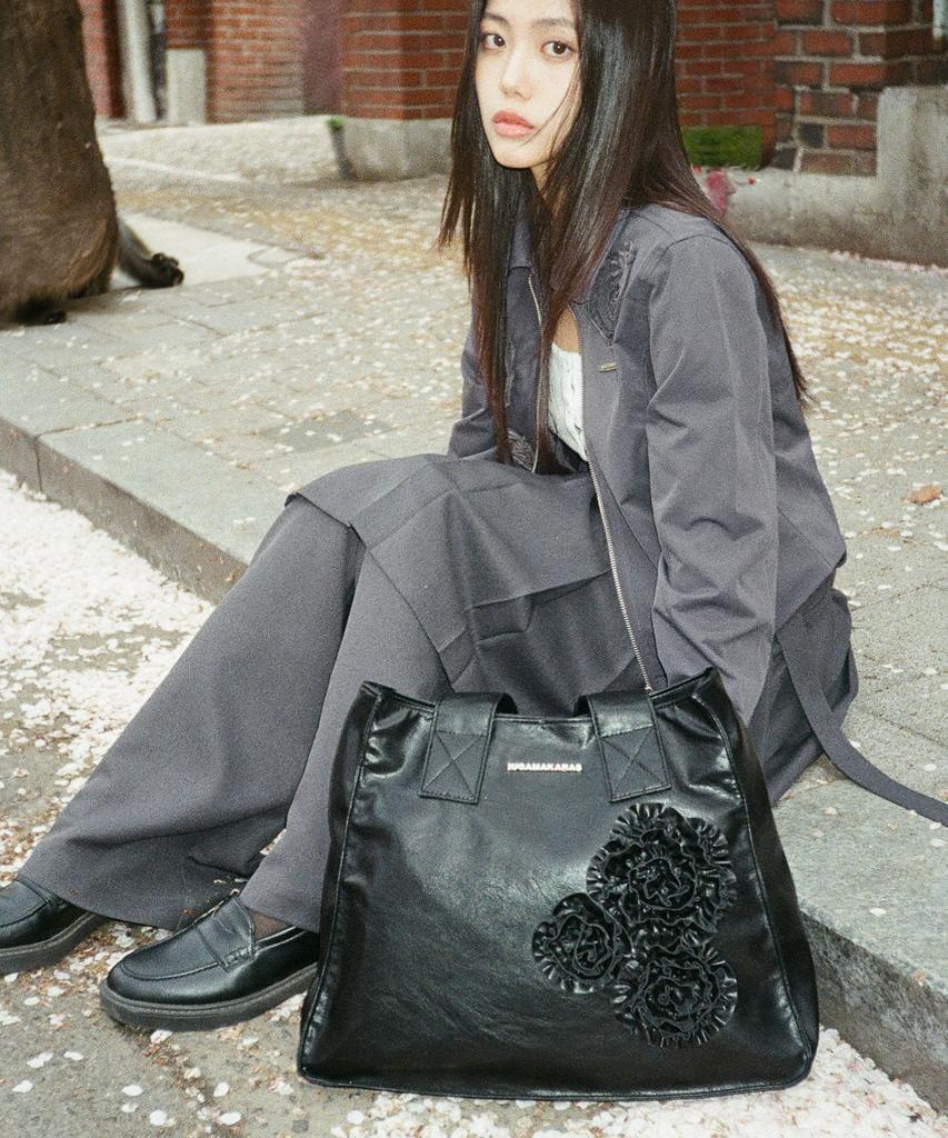 Iugamakaras Flowers Leather Shoulder Bag (Black)
