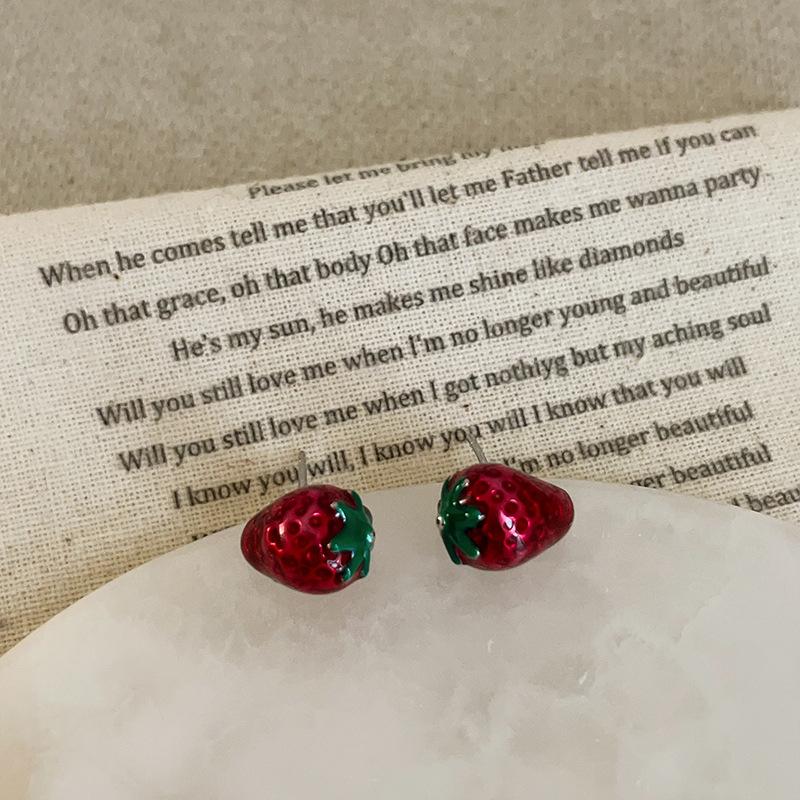Niche Sweet Dripping Oil Strawberry Stud Earrings Female Gentle And Cute Personality Fashion Temperament Commuter Versatile Earrings