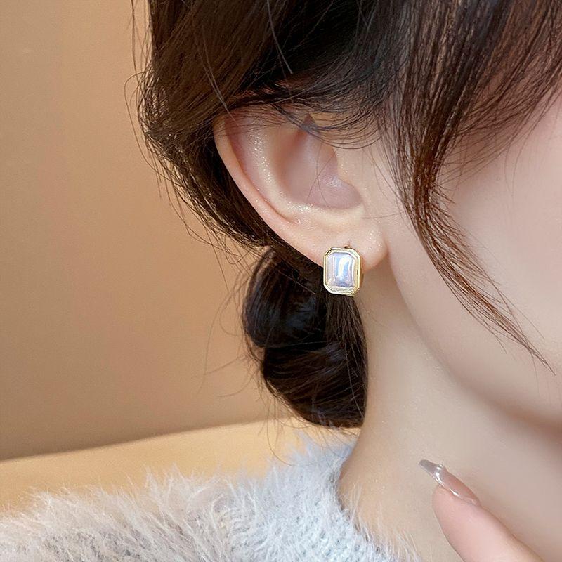 Square Sugar Pearl Earrings New 2023 Best Selling French Earrings Female Accessible Luxury Special-Interest Design Fancy Temperament Ear Clip