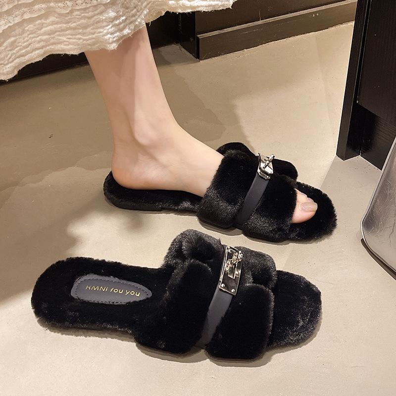 Hausschuhe mit Fell Damen 2025 Herbst neu Außen tragen flacher Boden Samt Internet-Berühmtheiten ein Wort Kreuz Metall Schnalle Retro Baumwolle Mopp