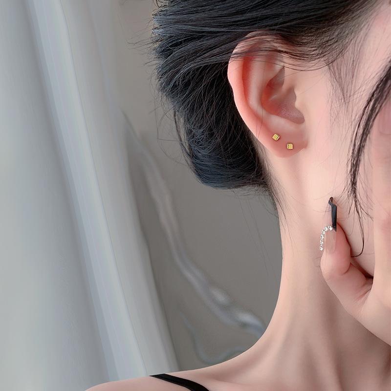 Kleine quadratische Schraubohrringe ohne Ohrlöcher zu dehnen für Frauen