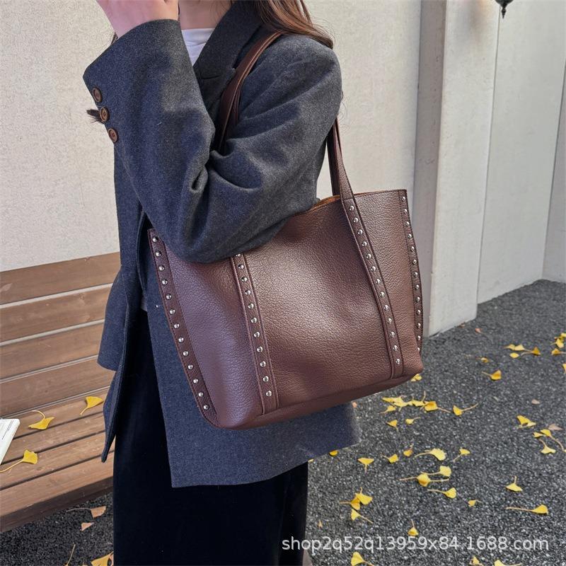 Hot-selling Sense Versatile Commuter Shoulder Bag New Rivet Large-capacity Bag