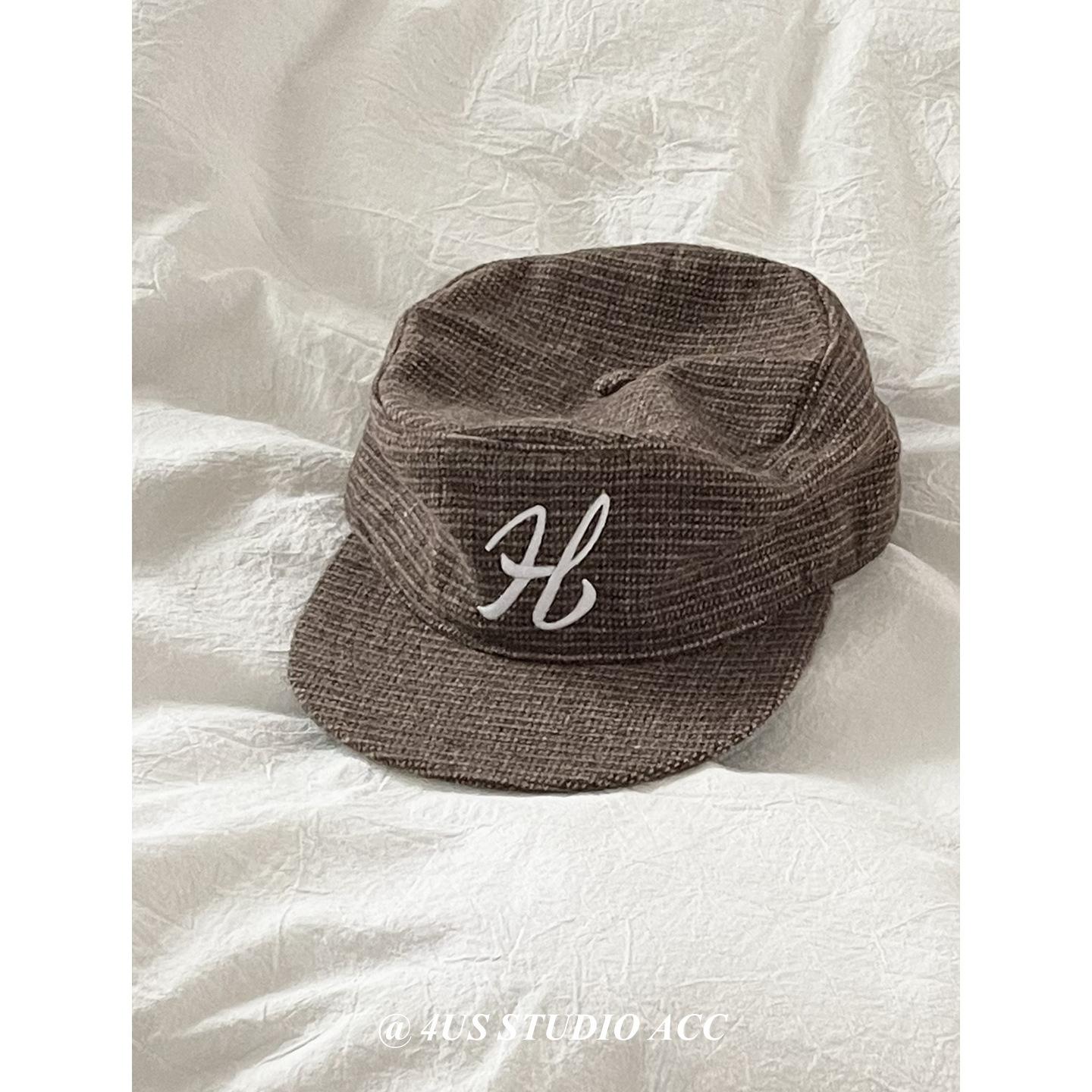 

Ранняя осень Новый стиль Шляпа с плоским верхом для женщин Ретро Повседневная Все сочетается Кепка-утка с вышивкой букв Кепка бейсболка с плоскими полями для мужчин M（56-59cm）