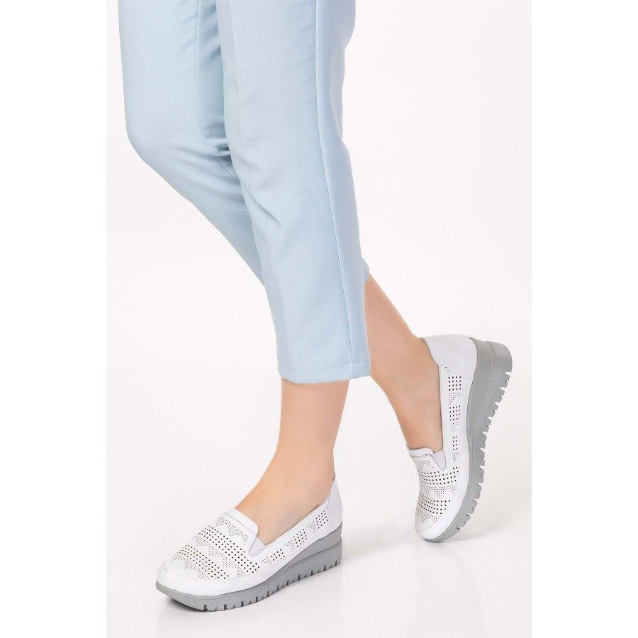 Pantofi de damă din piele naturală cu talpă anatomică cu toc pană perforați cu laser