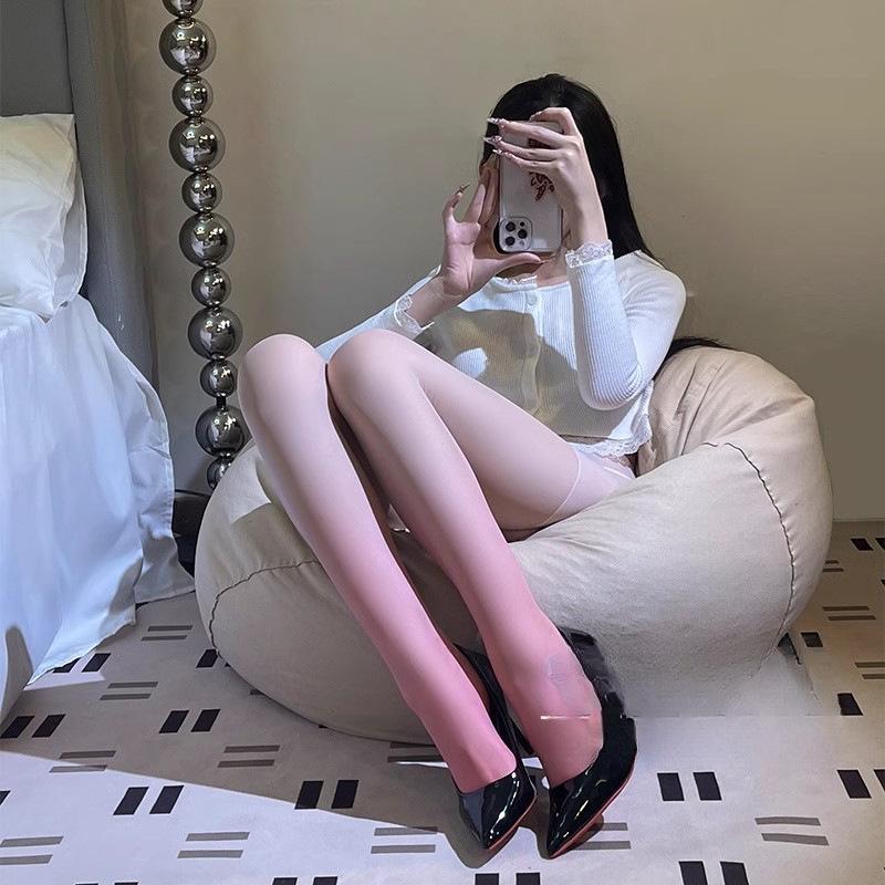 Ciorapi negri și gri cu degrade - opțiuni sexy, cu deschidere și închidere în zona inghinală