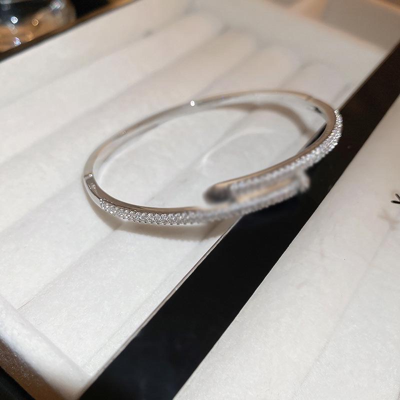 Elegantes Zirkon Buchstaben Blumen Armband: Hochwertiger vielseitiger Armreif für Damen