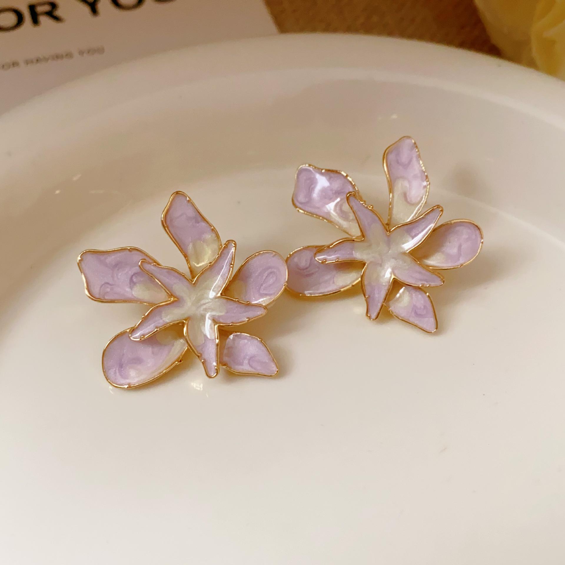 

Пурпурные серьги-пусеты с жемчугом и стразами