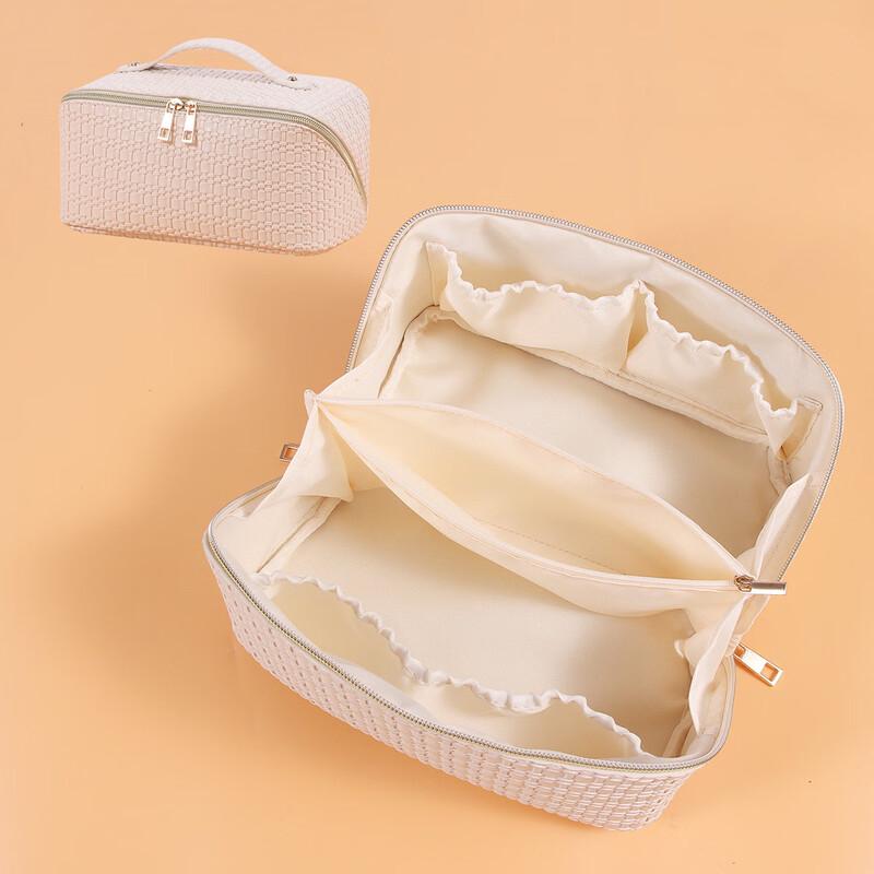 

MDNG Large Capacity Embossed Travel Cosmetic Bag
