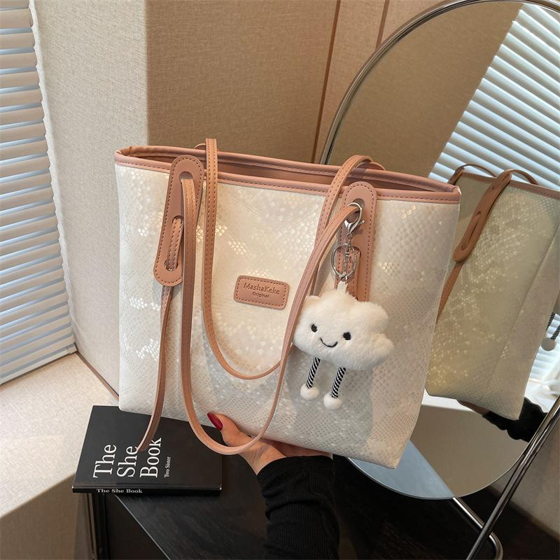 Large-capacity commuter tote bag women's fashion versatile shoulder bag new niche simple leisure bag