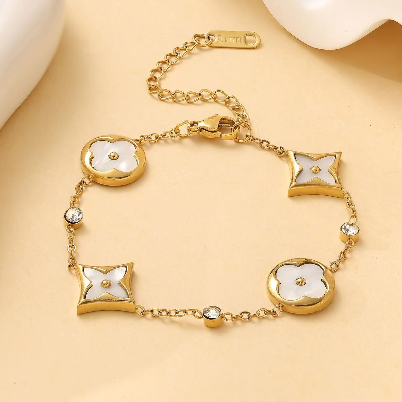 

Универсальный браслет «Четырехлистный клевер», четыре цветка, перламутр, вакуумное покрытие 18К, не тускнеющая бижутерия 18K