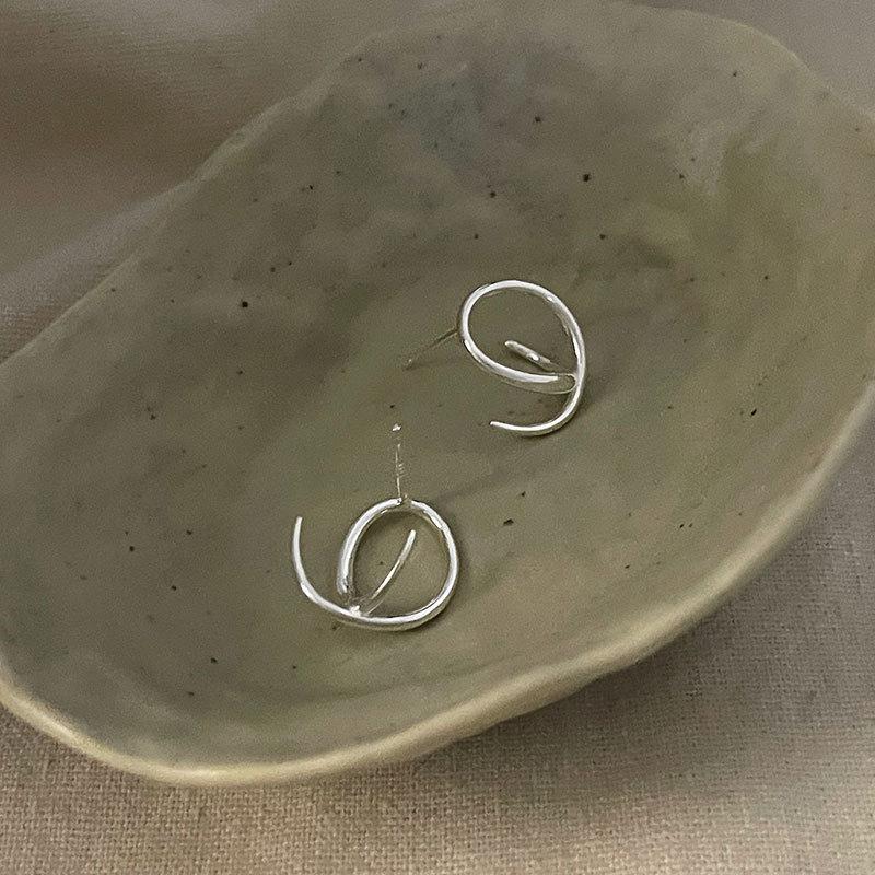 

Серьги с геометрическими линиями Нестандартные серьги Простой дизайн Нишевый дизайн Высококачественный