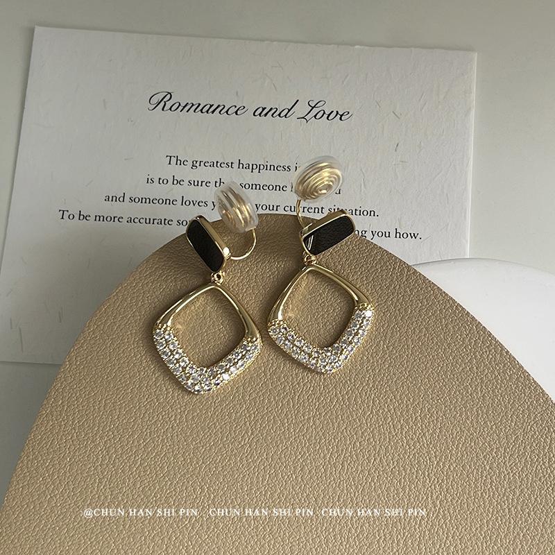 Black small square earrings, high-end earrings, fashion temperament, rhombus earrings, light luxury earrings.