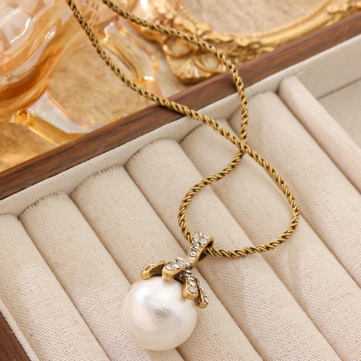 

Design Five Finger Mountain Pendant With Personalized Collarbone Chain That Never Fades Imitating 18k Gold Necklace Women s Light Luxury