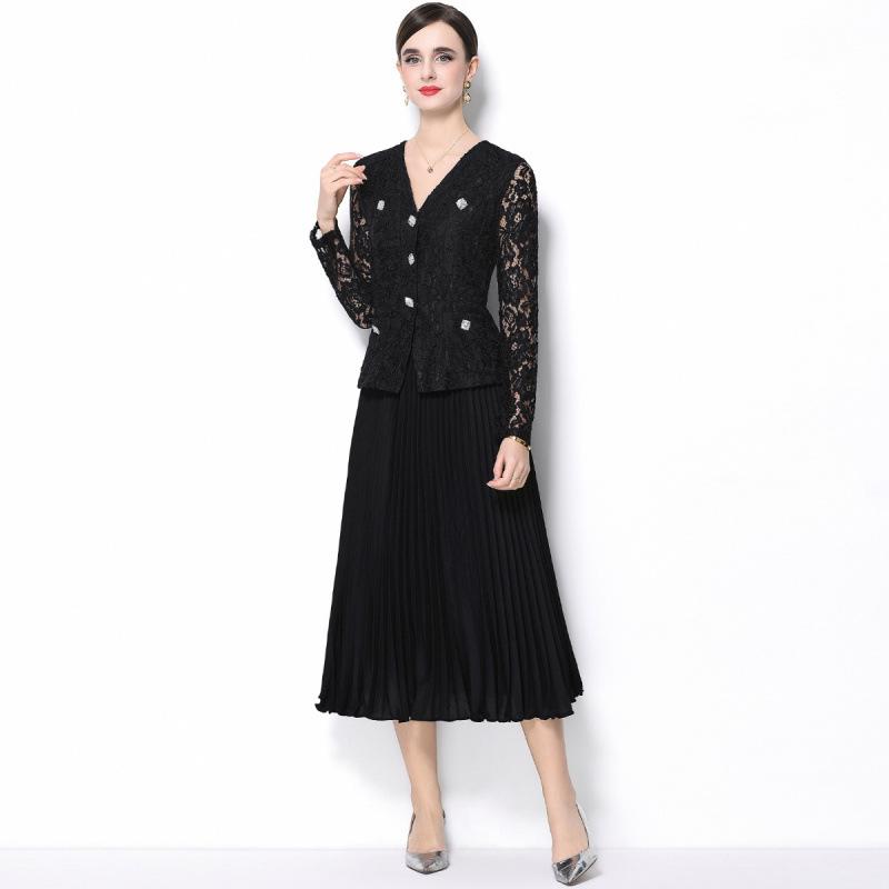 Elegant French V-Neck Lace Dress with Diamond Buckle and Pleated Skirt