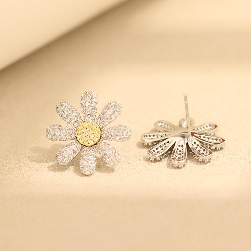 Korean star with the same stone-encrusted small daisy earrings for men and women with the same gold-plated silver needle flower stud earrings gift
