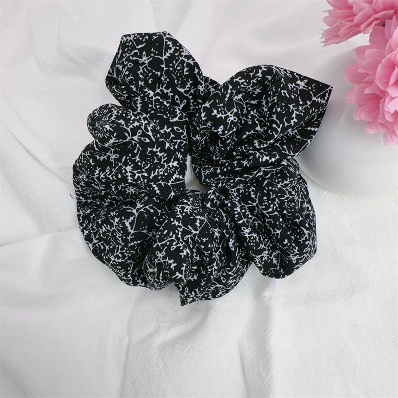 Elegant Retro Fabric Scrunchie for Women's Bun Hairstyles