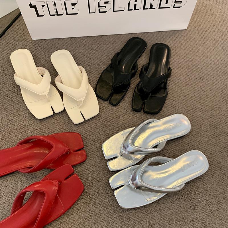 Beautiful skirt, silver toe beach slippers, women's summer wear new flat-bottomed flip-flops, pig's trotters, cool slippers