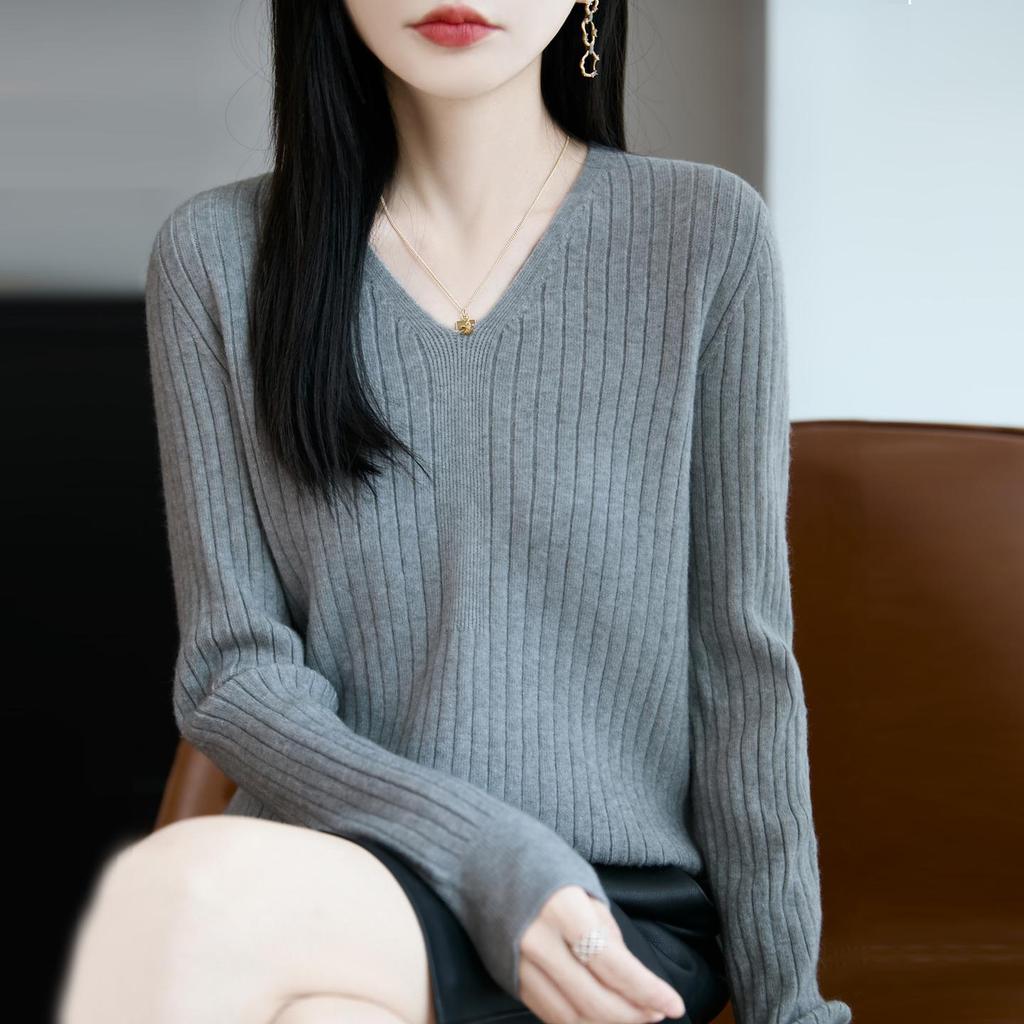 Temperamental Minimalist Women's V-neck Slimming Sweater - Soft, Casual, Skin-friendly Knitted Base for Autumn/Winter.