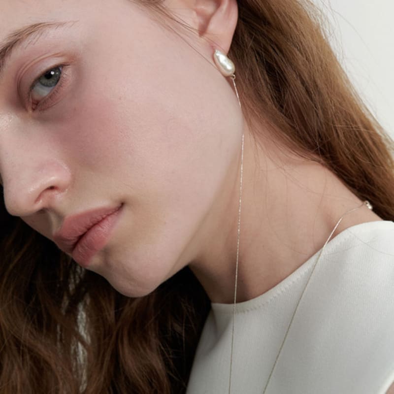 LOVE ME MONSTER [Silver] Baroque Pearl Long Chain Earrings (L241MER050)