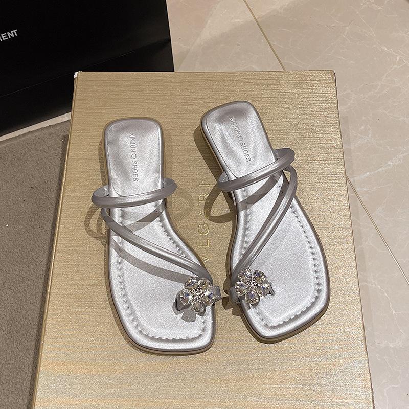 

Квадратный носок, покрытие стразами, крутые шлепанцы, женские летние 2025 новые, на низком каблуке, фея, ветер, с юбкой, пляжные крутые шлепанцы 35 серебряный