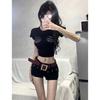 Sexy Low-Waist Retro Slim Hot Girl mit engen Jeans-Shorts