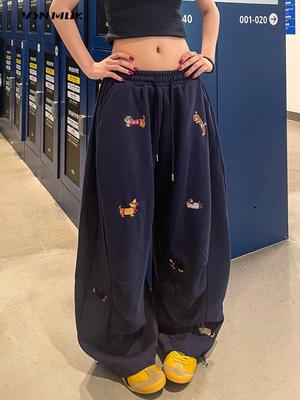 Modische Damen-Sweatpants mit breitem Bein und gesticktem Dackel