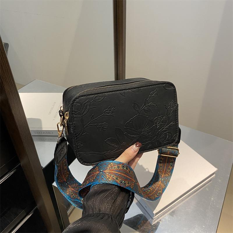 Large Capacity Bag for Women's Autumn and Winter Versatile New Retro Single Shoulder Armpit Bag for Work Commuting Pillow Bag