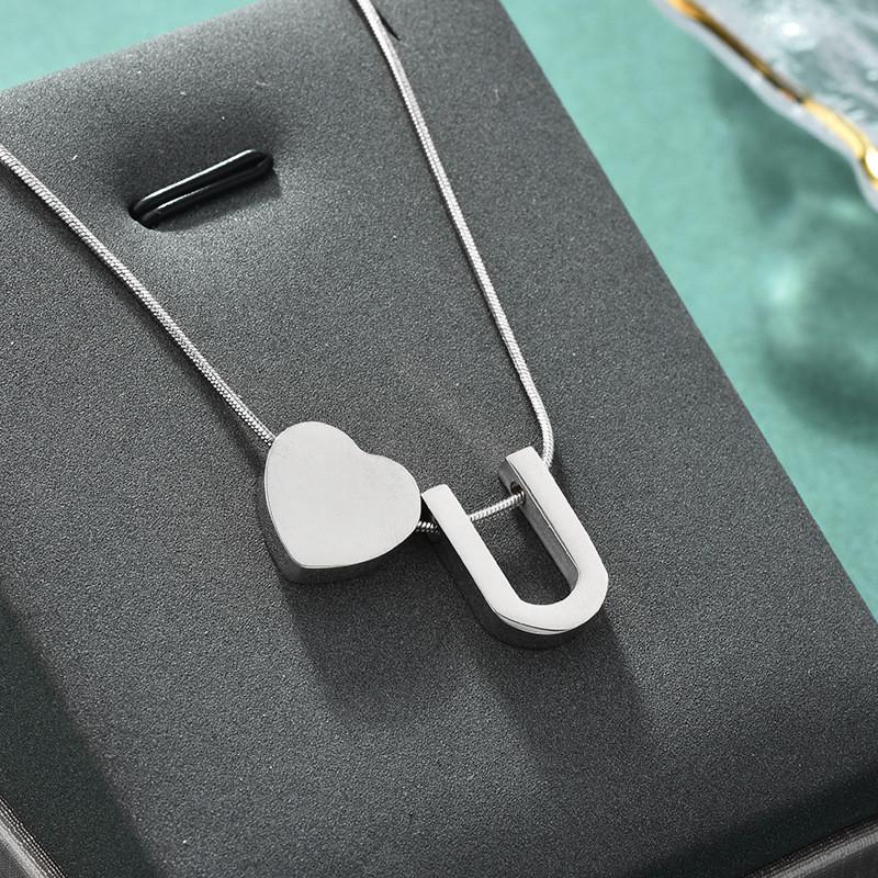 Elegante Colar com Pingente de Coração com Alfabeto Personalizado em Aço Inoxidável para Mulheres
